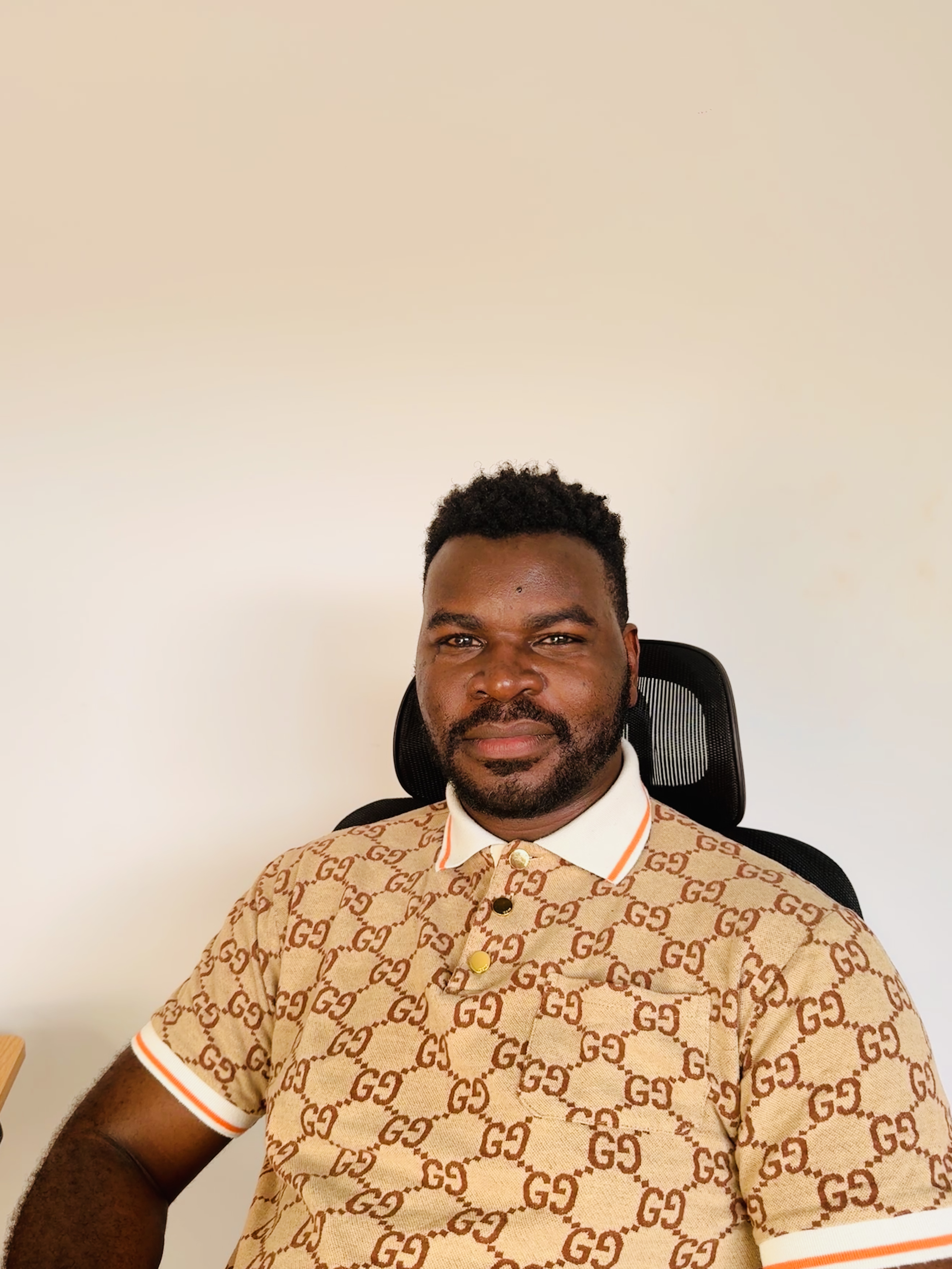 Portrait of Tawanda Nyakudjga, founder of SoftDeck